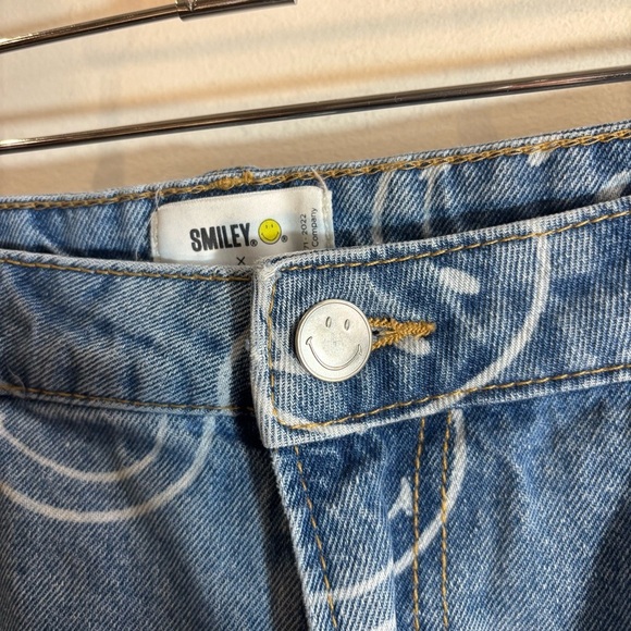 SMILEY H&M Sz 14 High Rise Blue Jeans with Smiley Print Wide Leg Distressed Hem - Picture 4 of 11